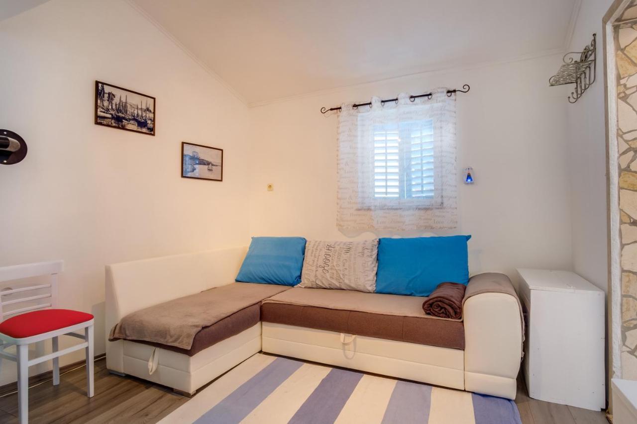 Apartments Kastel Veli Losinj Bagian luar foto